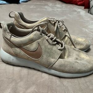 Nike gold glitter sparkle tennis shoes 7.5